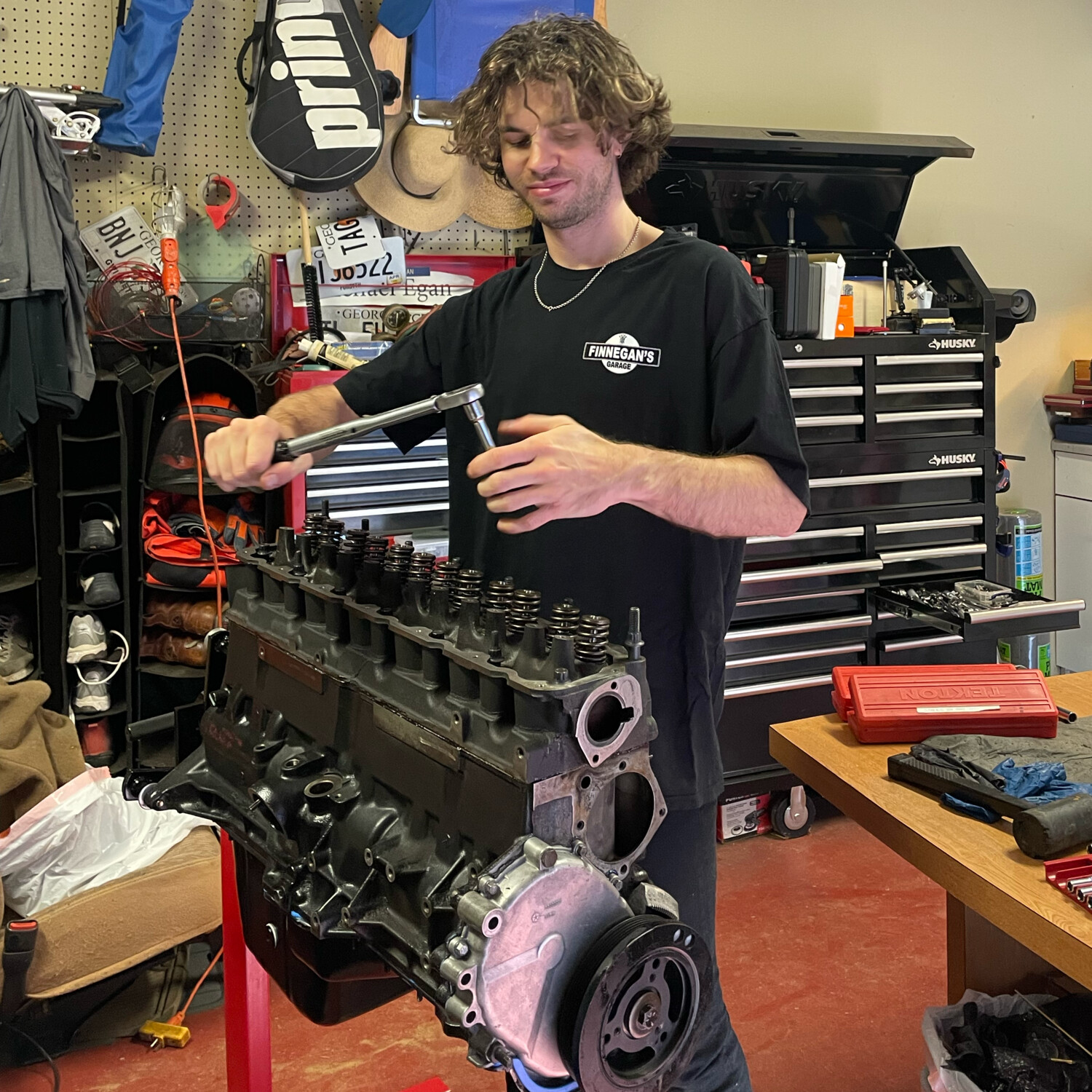 Torquing the head bolts on this Jeep 4.0L I6 to spec.